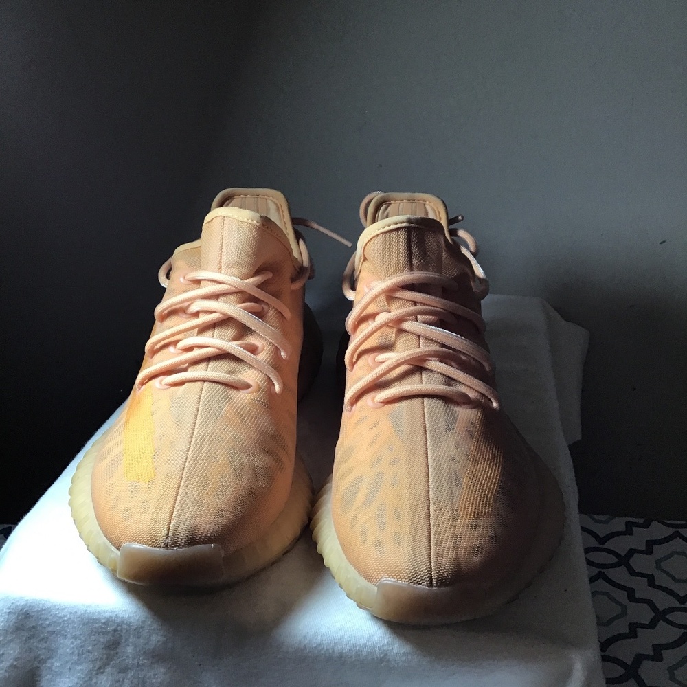 😎Adidas-Yeezy, pre-owned, new cond., size 7.5, see photos, see shoe pattern